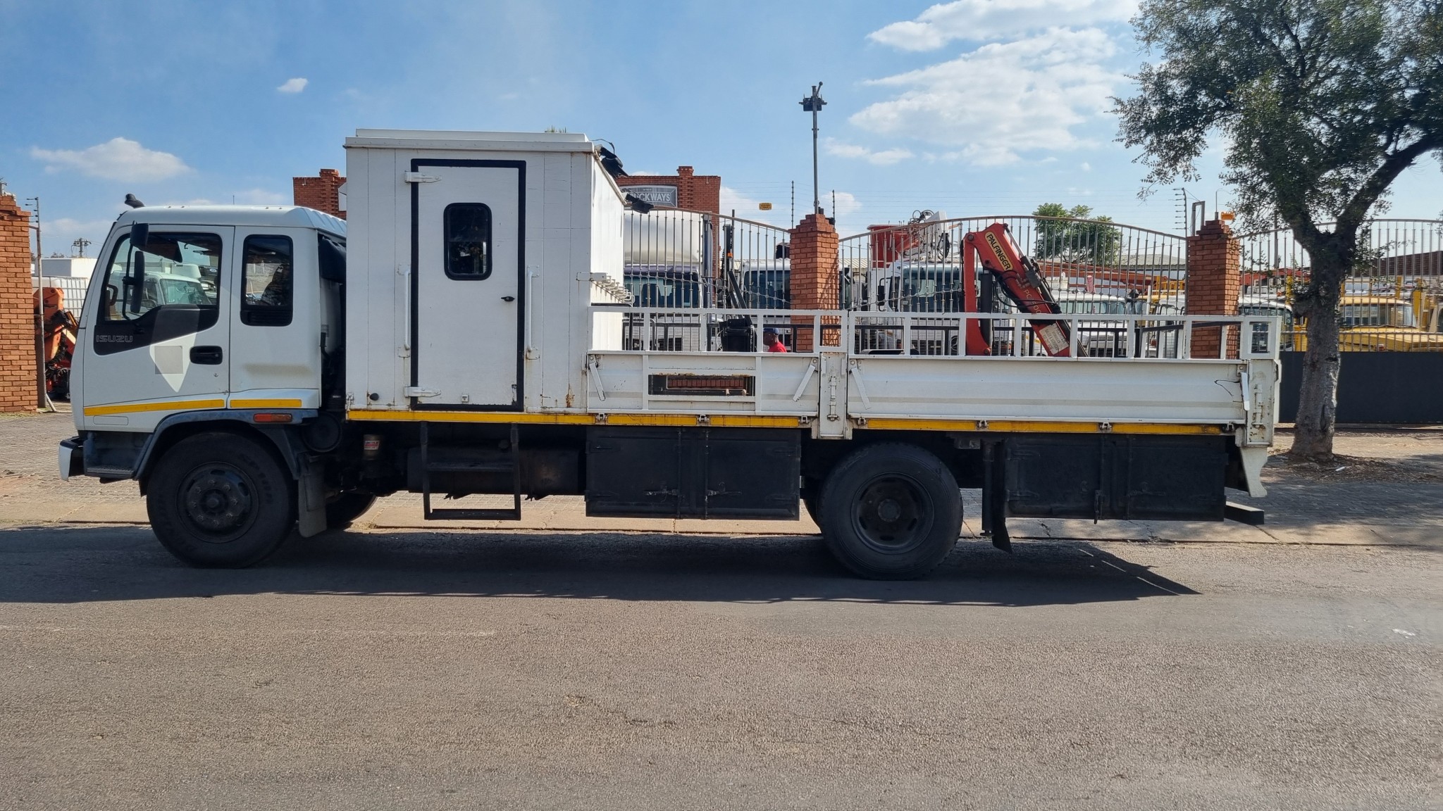 2009 ISUZU FSR700 8TON DROPSIDE, CREW CAB WITH PC1500 CANE - Image 4