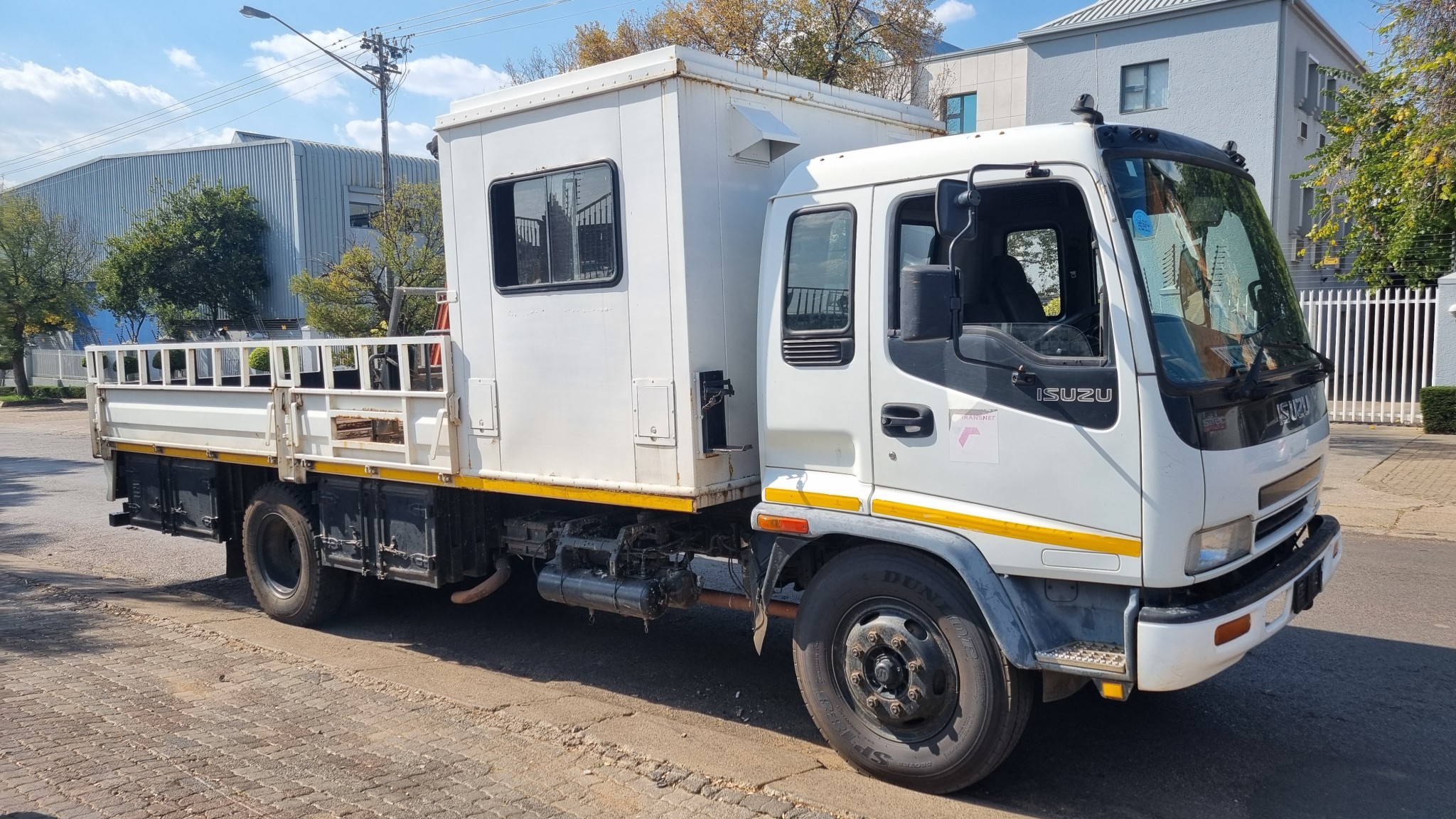 2009 ISUZU FSR700 8TON DROPSIDE, CREW CAB WITH PC1500 CANE - Image 1