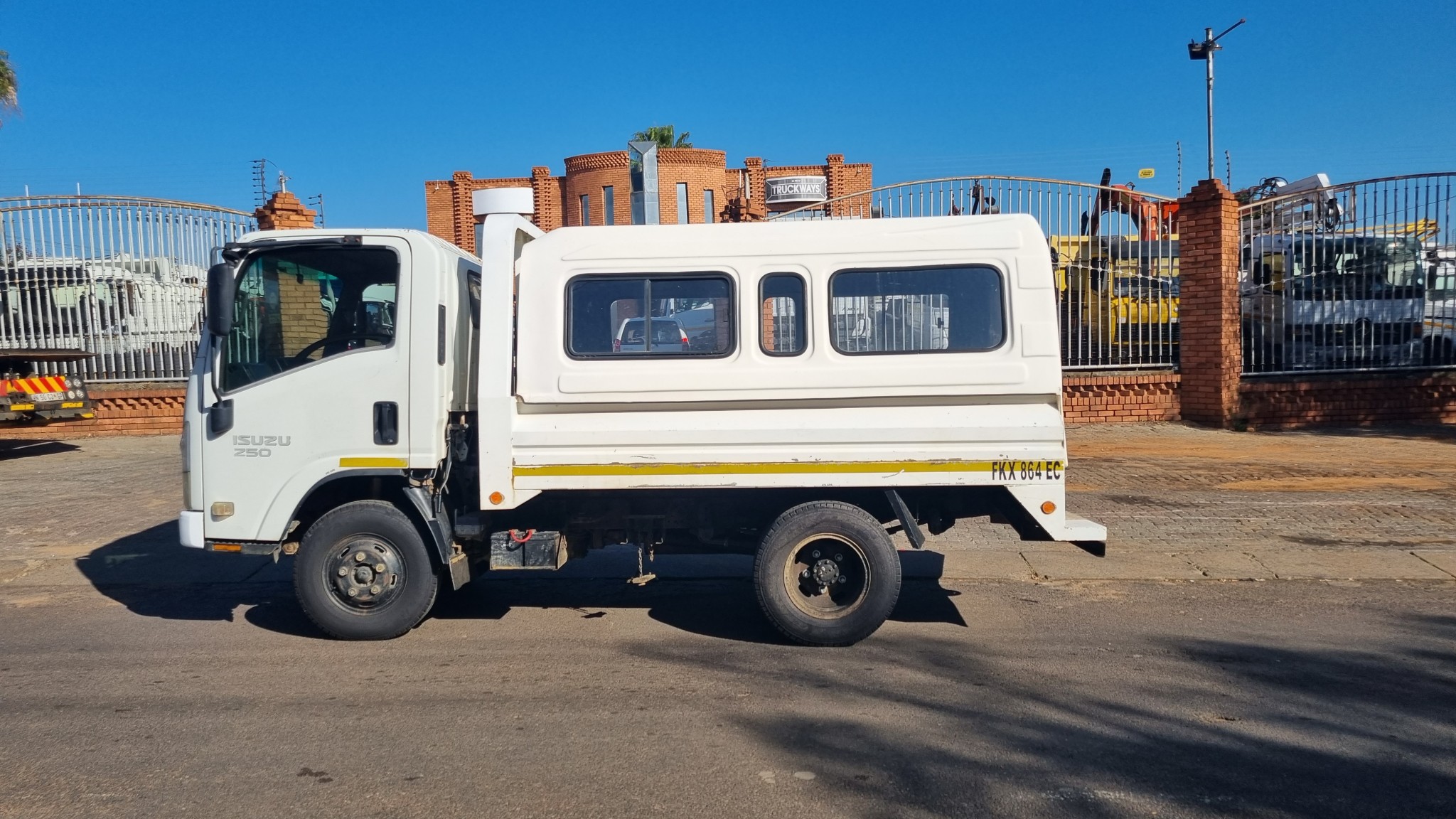 2010 ISUZU NMR250 WITH CANOPY  - Image 4