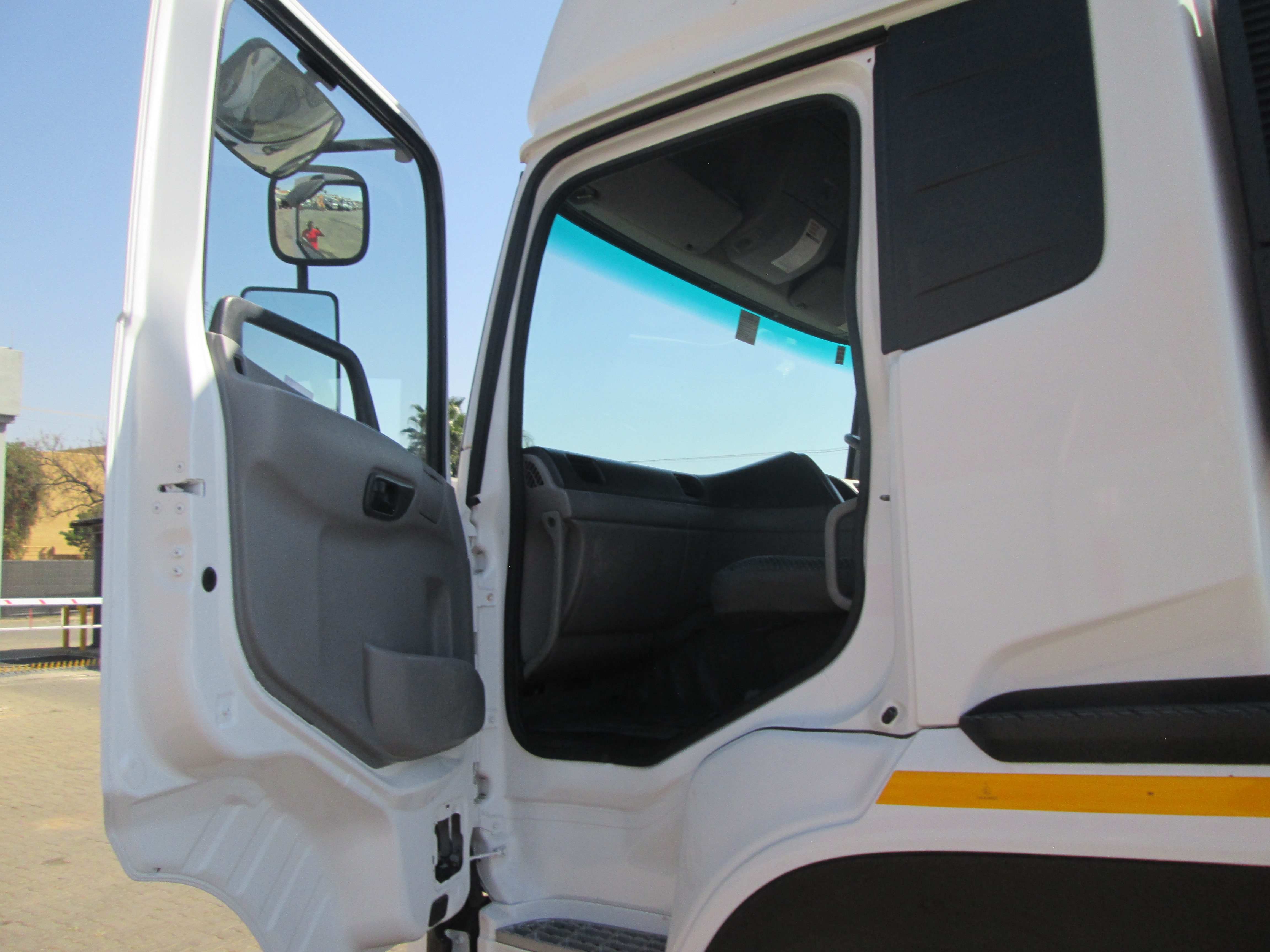 2015 UD QUON GW26-450 TRUCK TRACTOR 359828KM - Image 15
