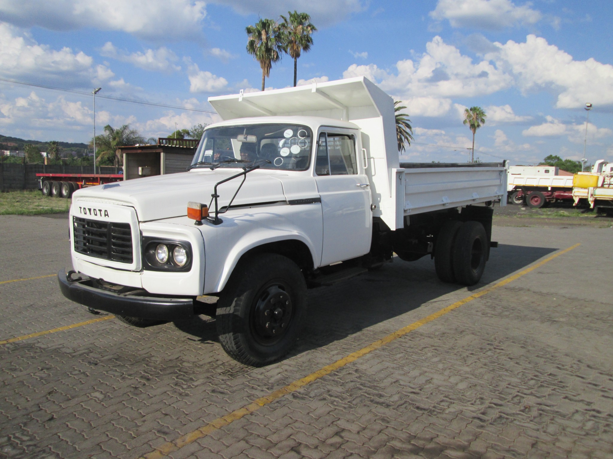 1998 TOYOTA DA116-13 4CUBE TIPPER - Image 3