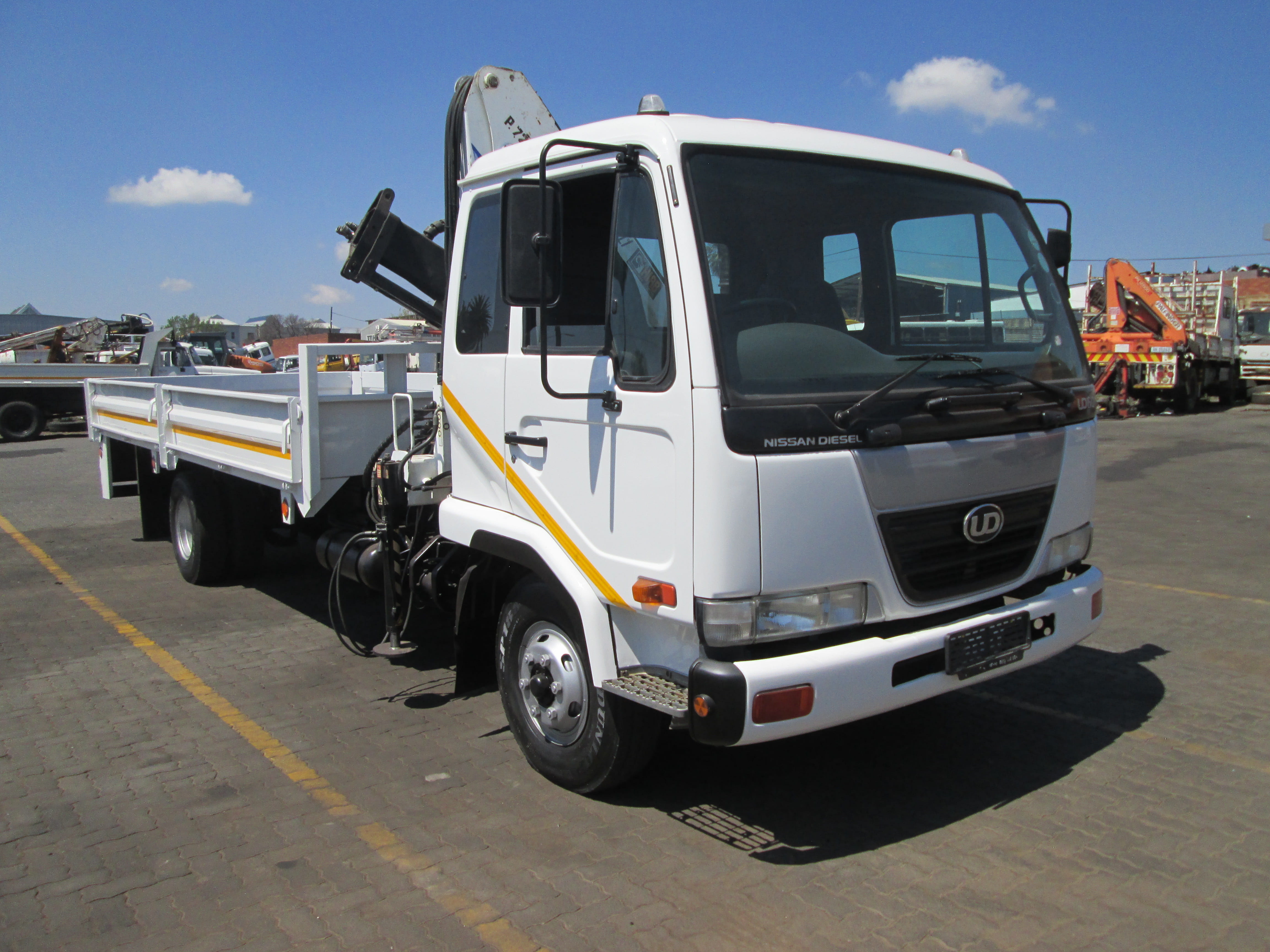 2004 UD60 6TON DROPSIDE WITH CAB MOUNT BONFIGLIOLI P,7200L 20039KM