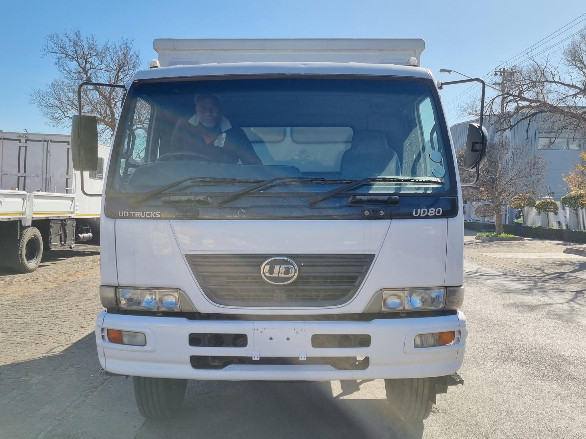 2011 UD TRUCK UD80 8TON DROPSIDE WITH FASSI F65 CRANE & CREWCAB - Image 2
