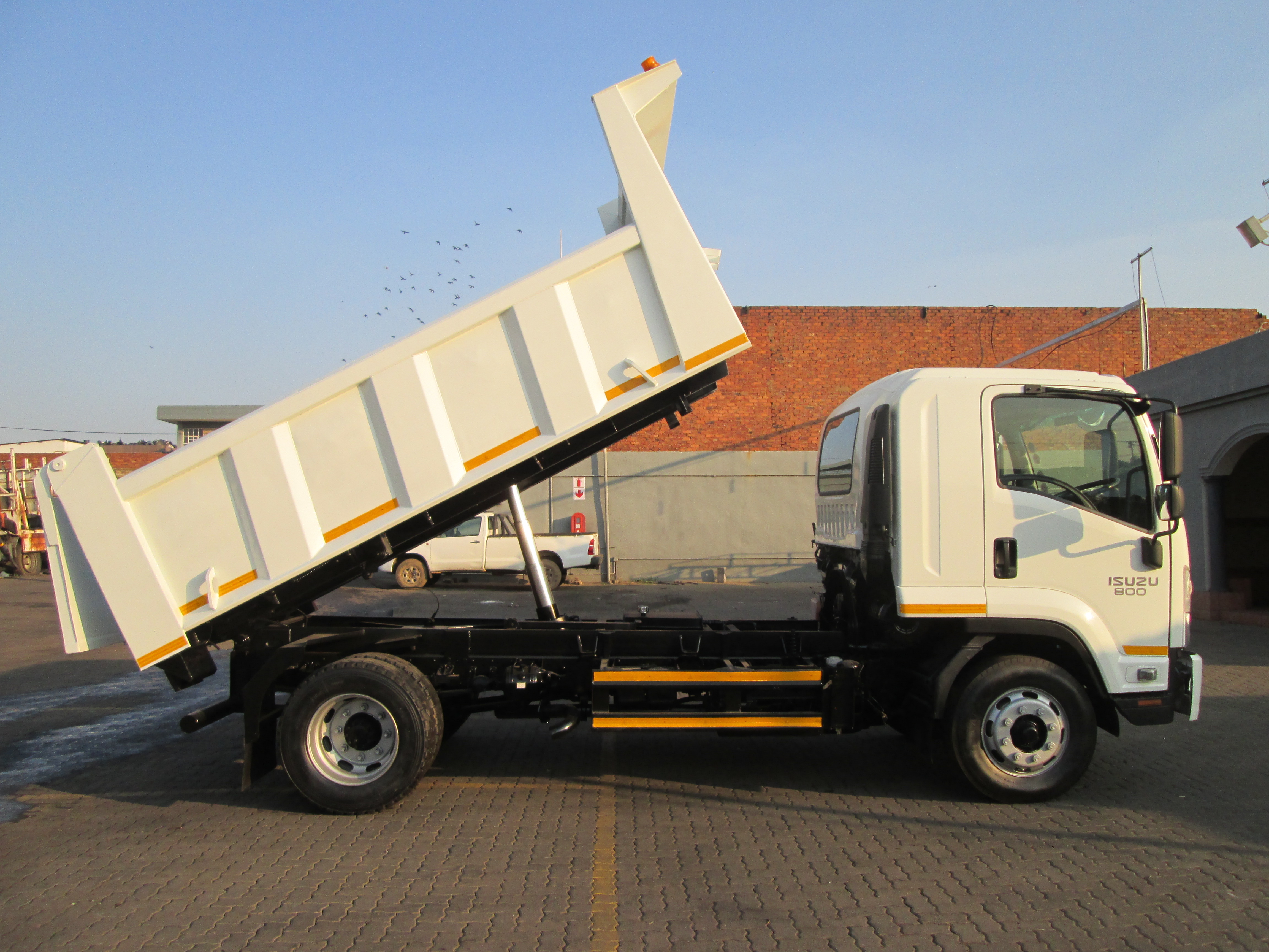 2018 ISUZU FSR800 6CUBE TIPPER 99365KM - Image 9
