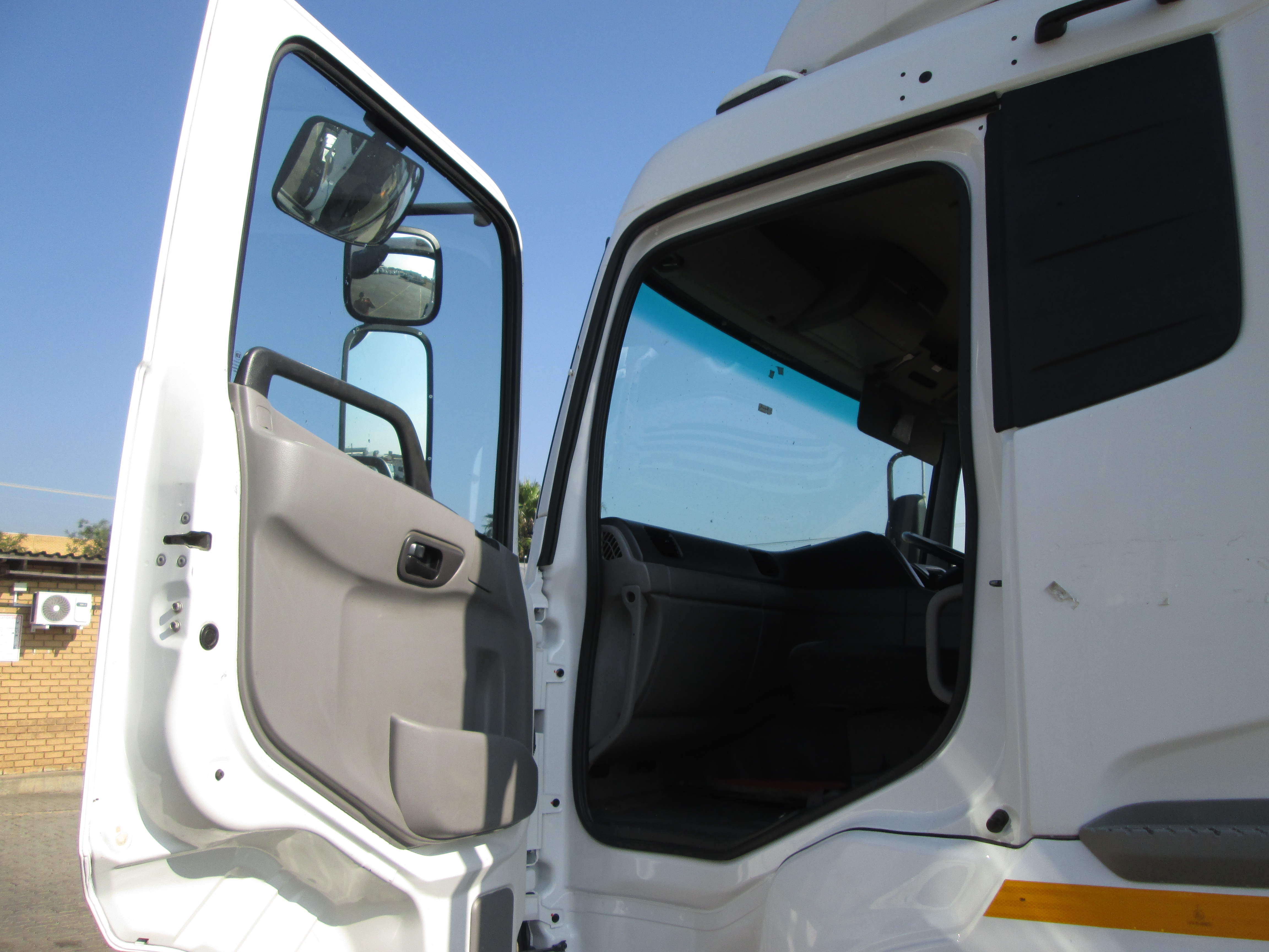 2018 UD QUON GW26-450 TRUCK TRACTOR 313060KM - Image 15