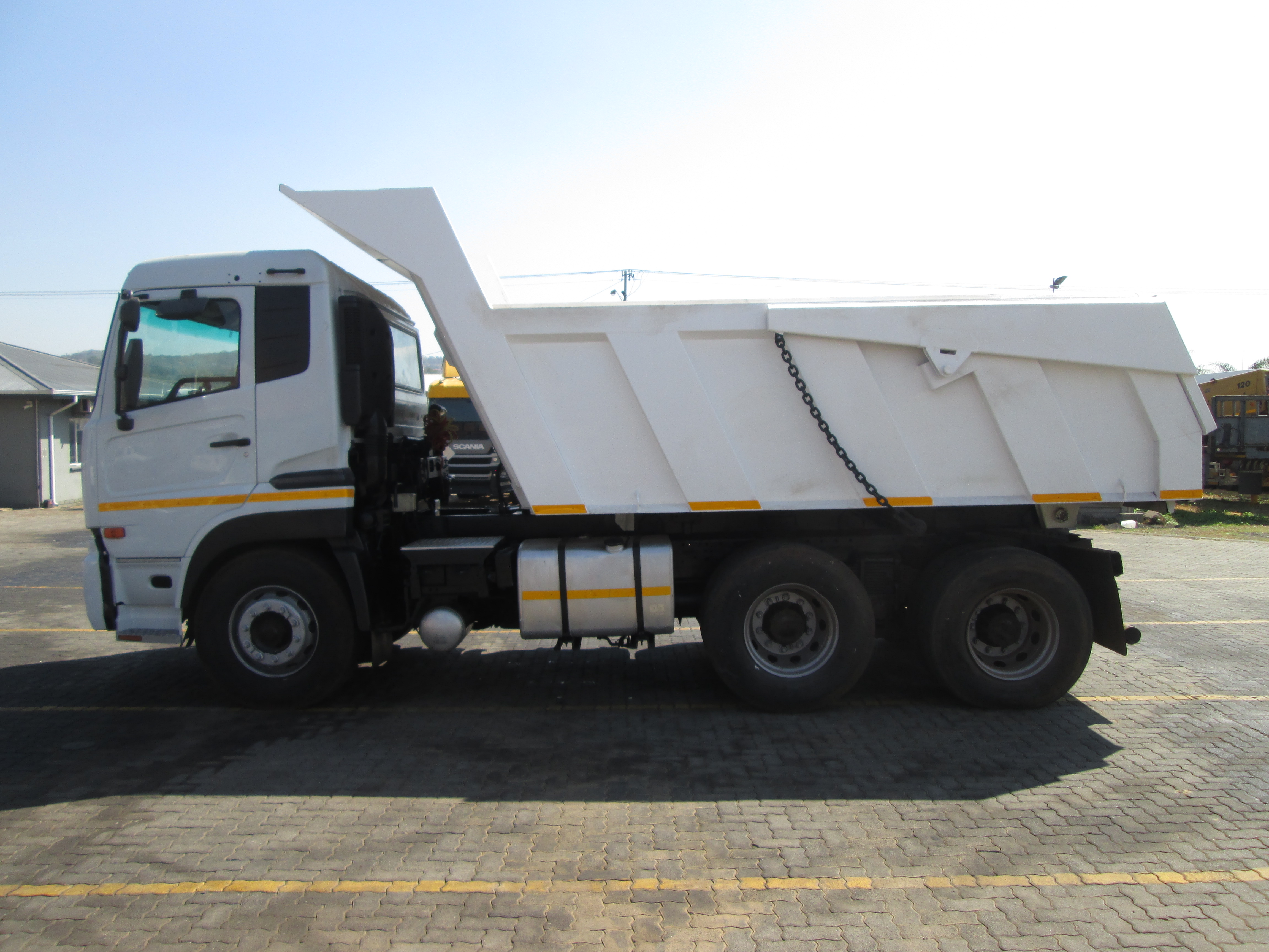 2015 UD QUON GW26-450 10CUBE TIPPER - Image 4