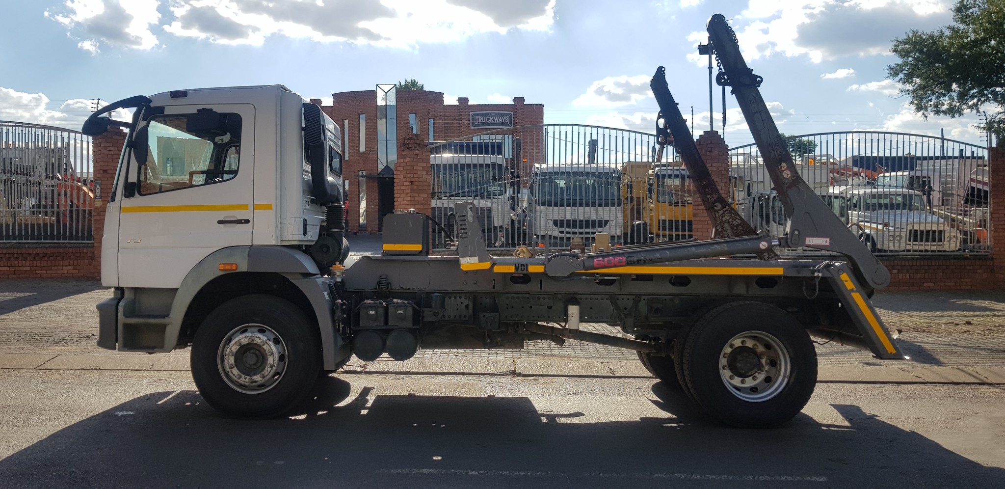 2018 FUSO FJ 16-230 8TON SKIPLOADER - Image 5