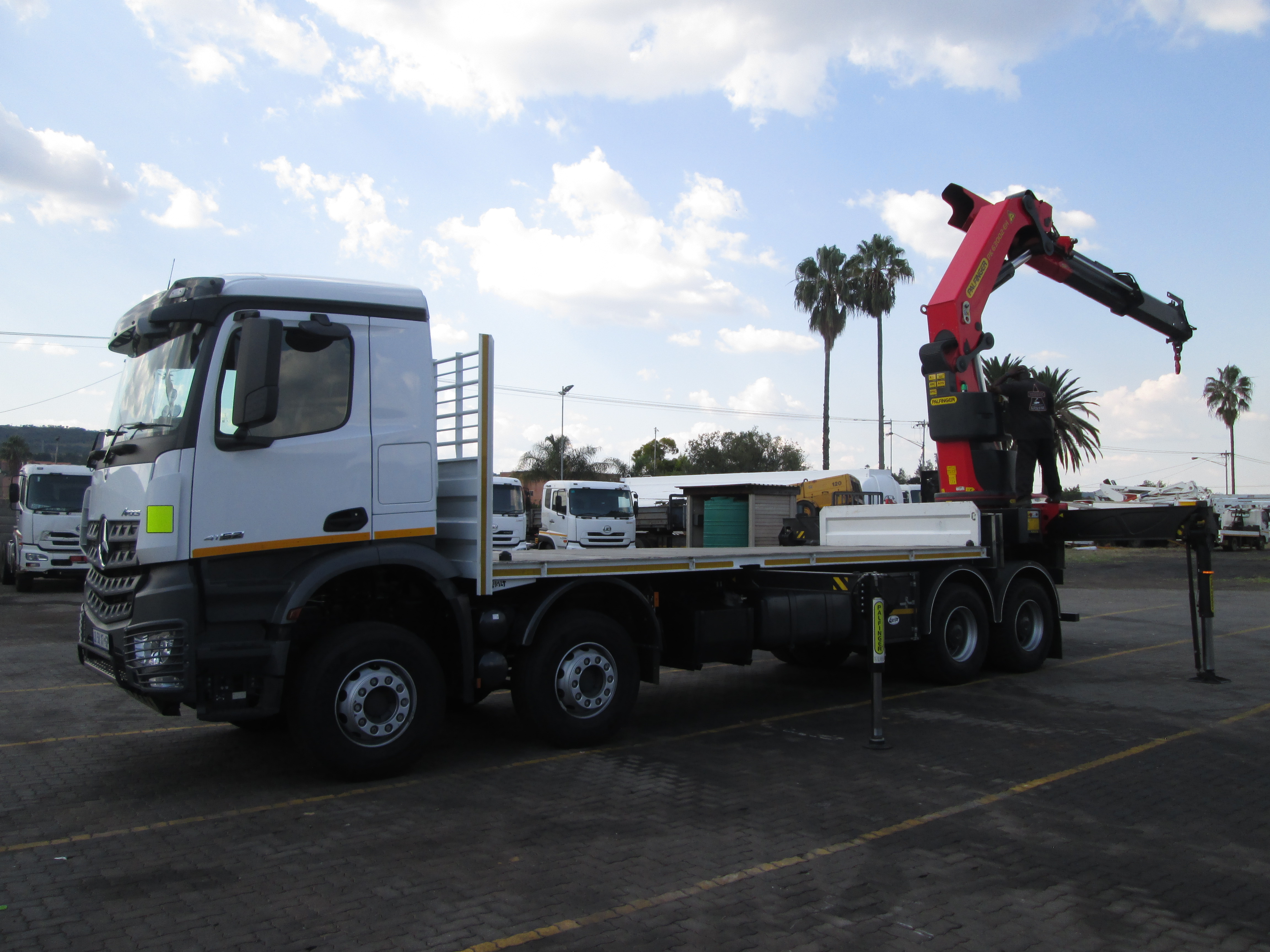 2023 Mercedes Benz AROCS 4152 Twin steer 8x4 flat deck Equipped with rear mount PK63002 EH crane - Image 29