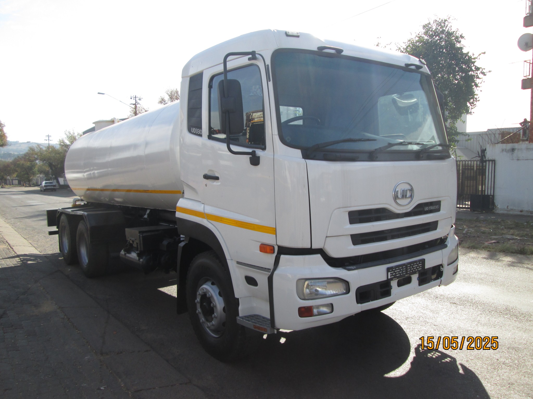 2012 UD330 14000L WATER TANKER - Image 1