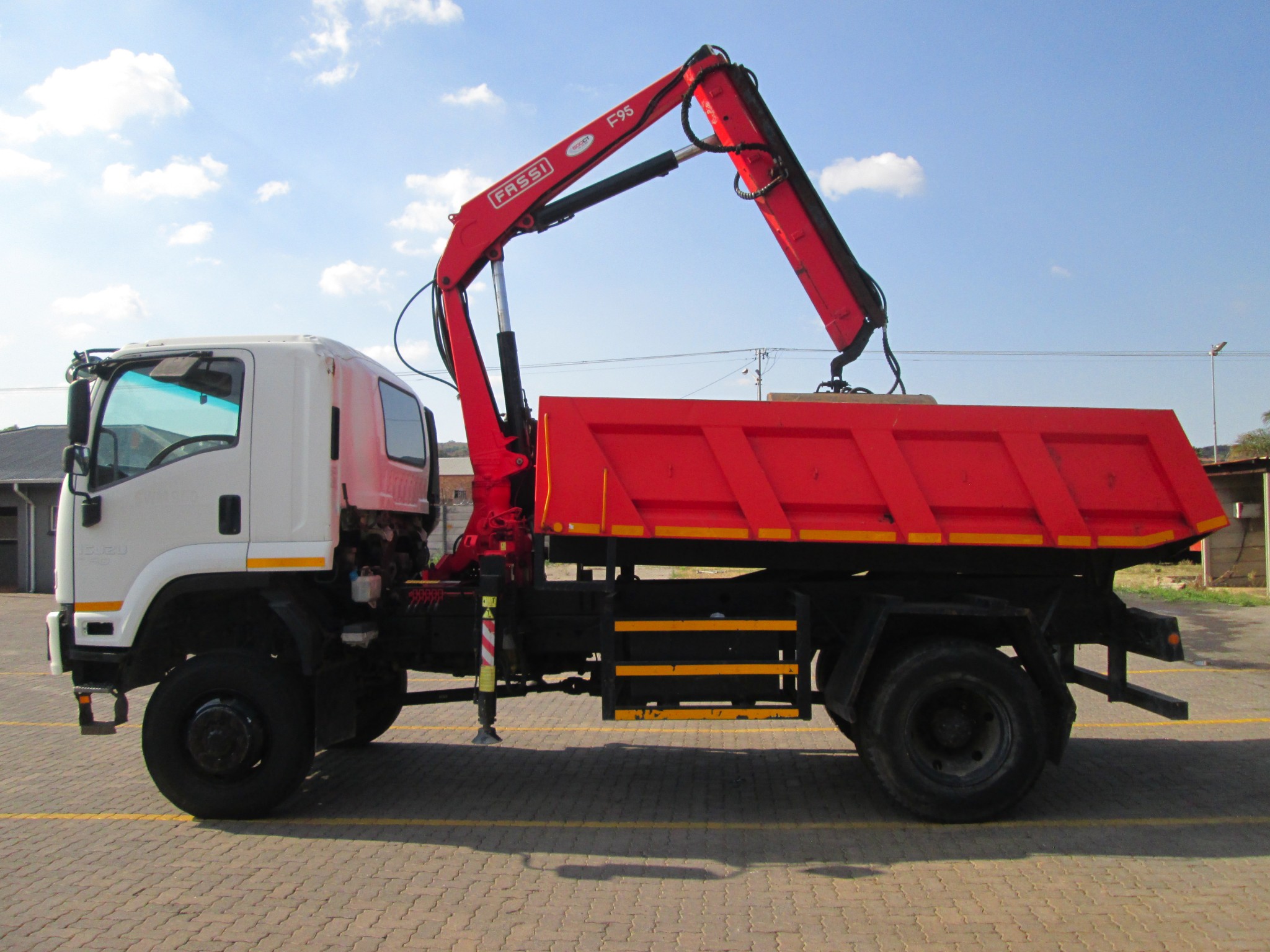 2014 ISUZU FTS 750 4X4 5M³ TIPPER WITH FASSI F95 CRANE & CRAB  - Image 4