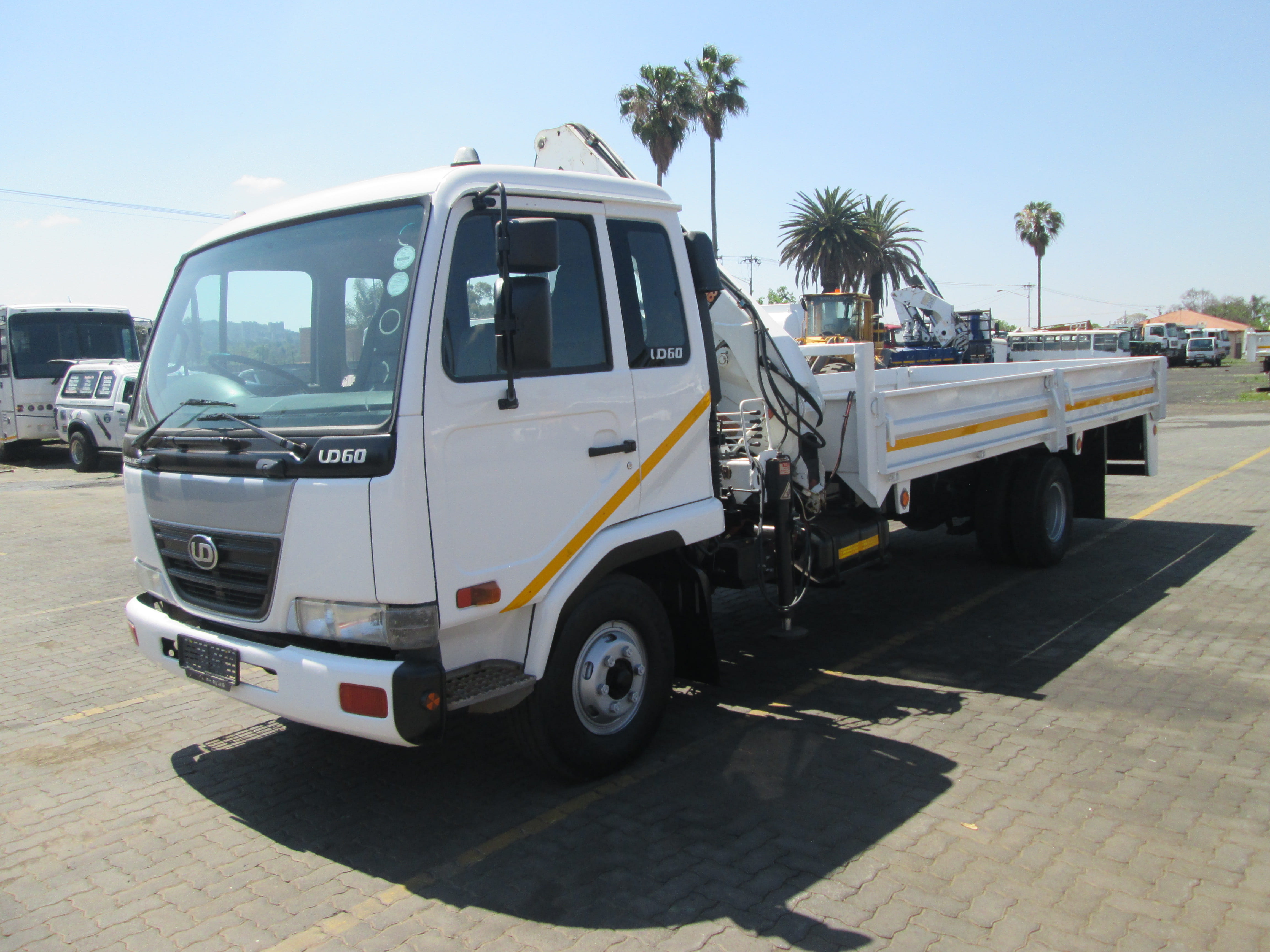 2004 UD60 6TON DROPSIDE WITH CAB MOUNT BONFIGLIOLI P,7200L 20039KM - Image 3