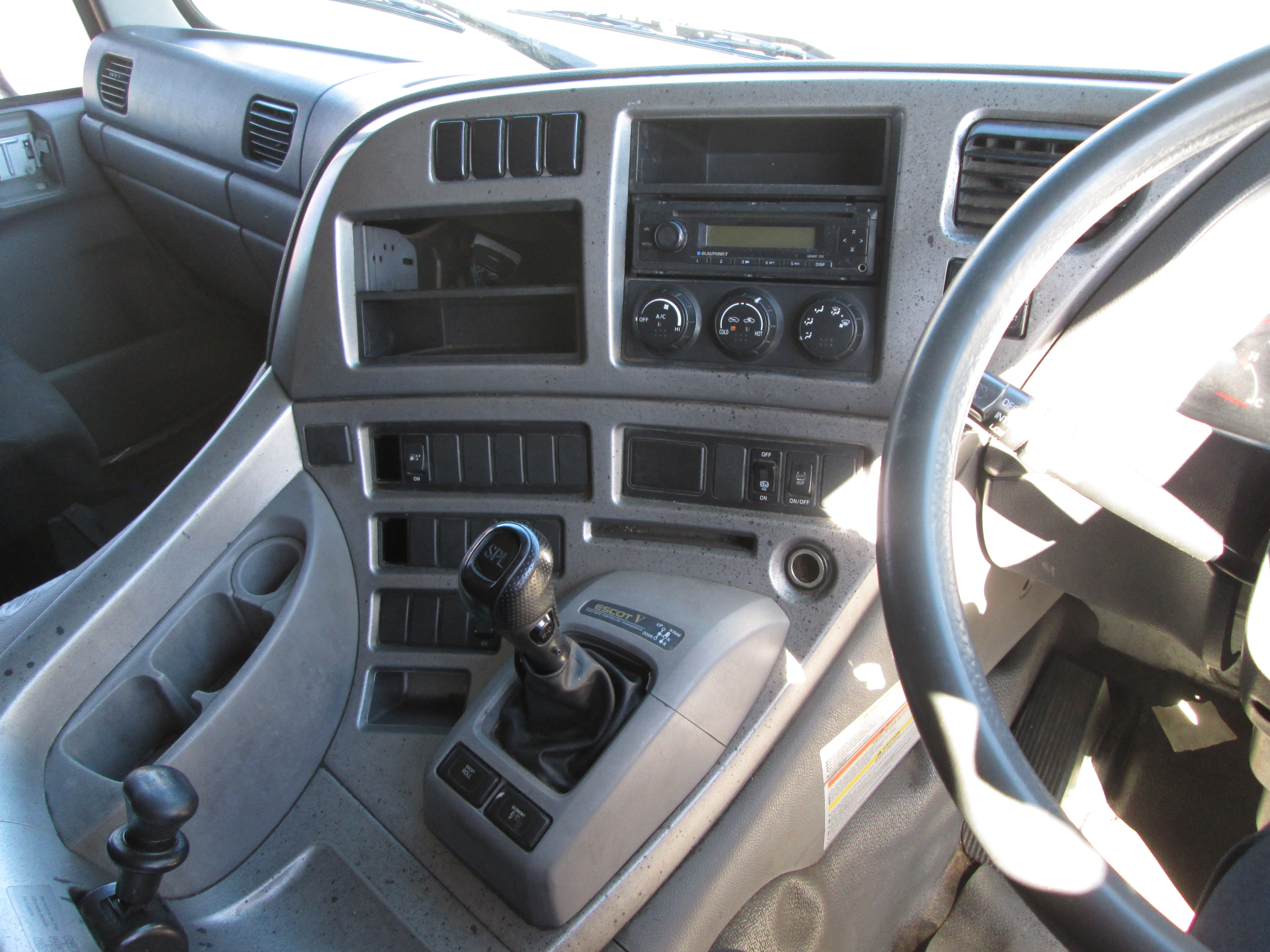 2015 UD QUON GW26-450 TRUCK TRACTOR 296557KM - Image 11