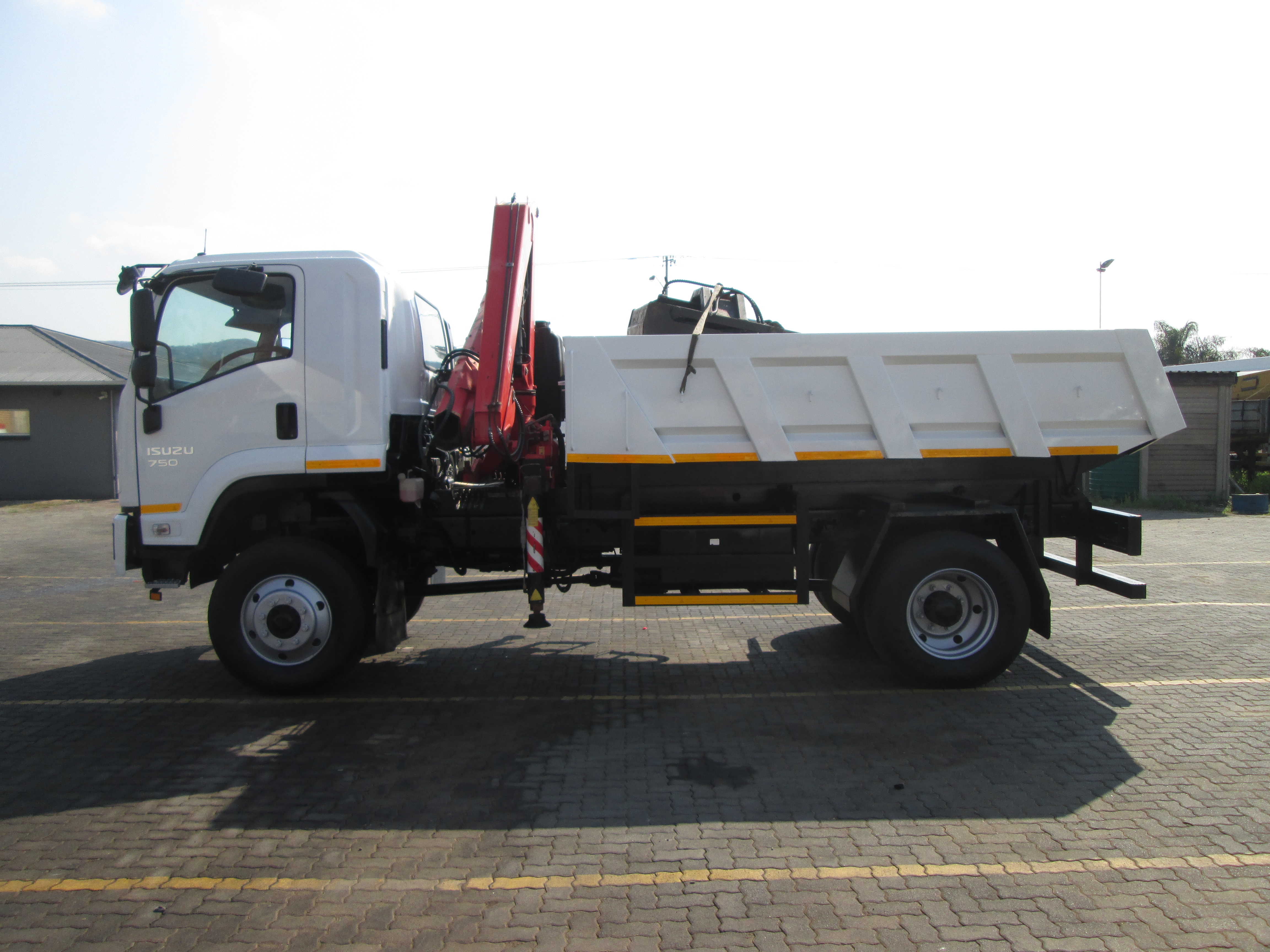 2014 ISUZU FTS750 4X4 5CUBE TIPPER DROPSIDE WITH FASSI F65 CRANE - 188628KM - Image 4