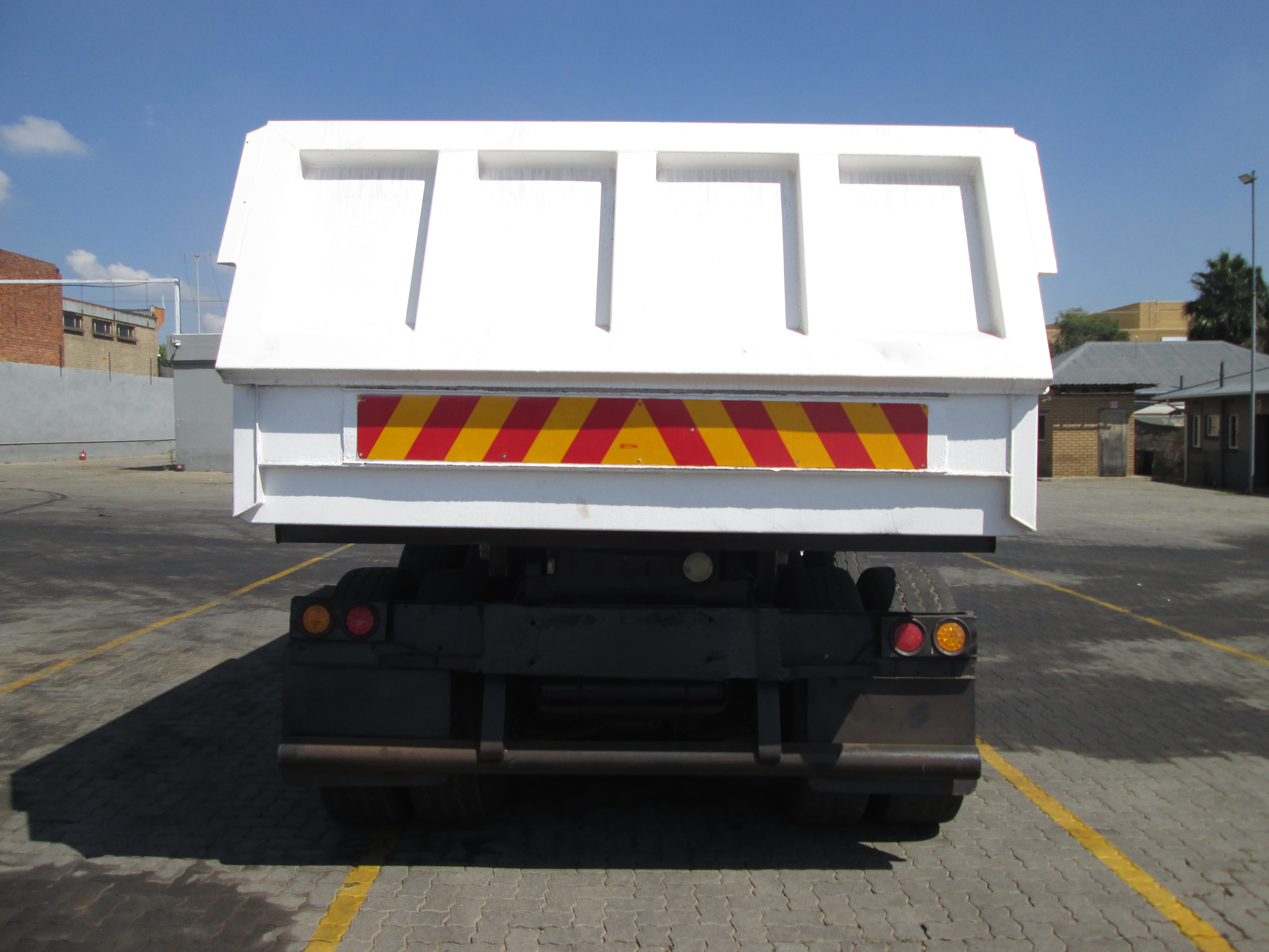 2015 UD QUON GW26-450 10CUBE TIPPER - Image 6