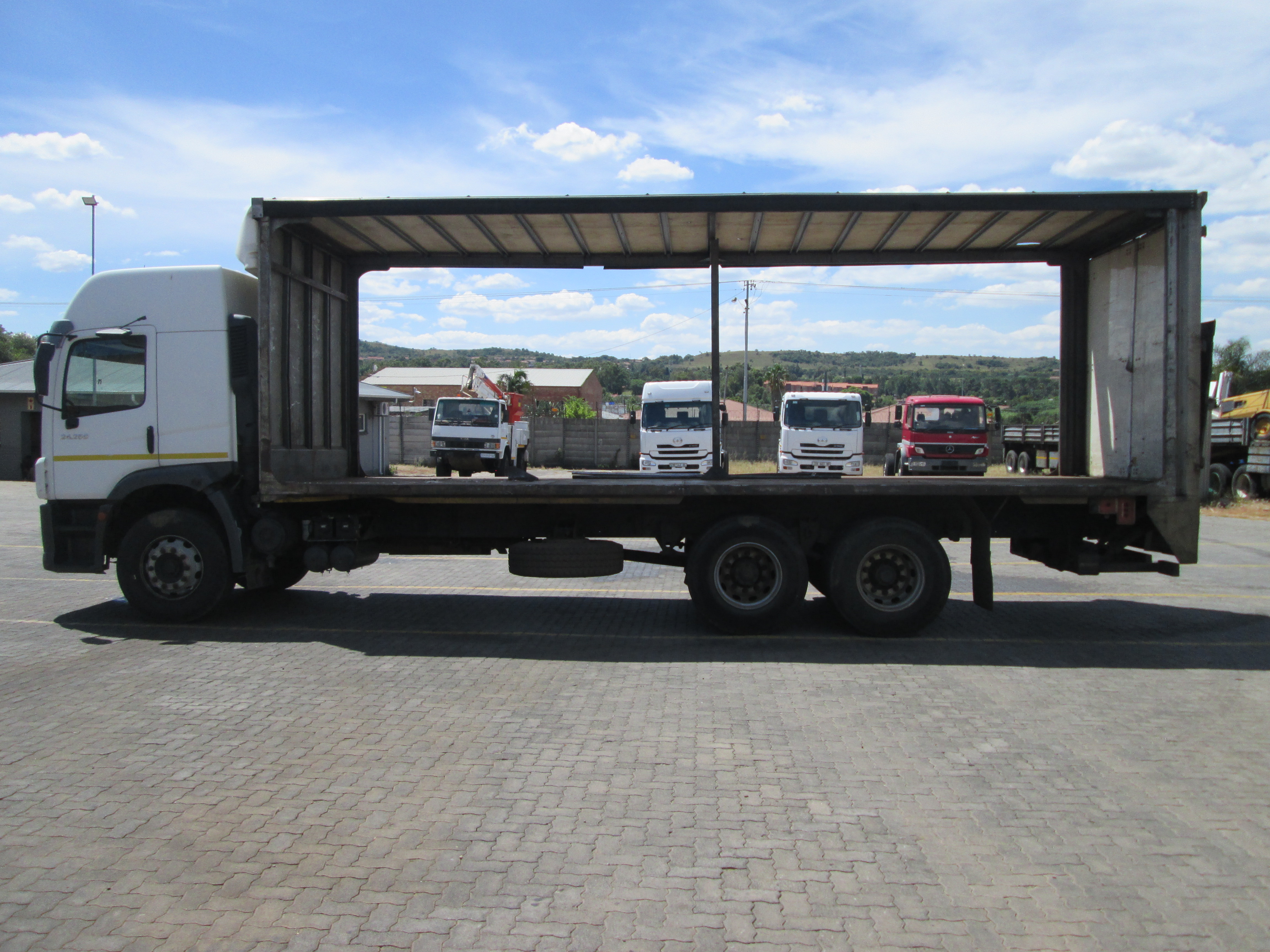 2016 VW CONSTELLATION 24.250 12TON CURTAIN SIDES - 292437KM - Image 4