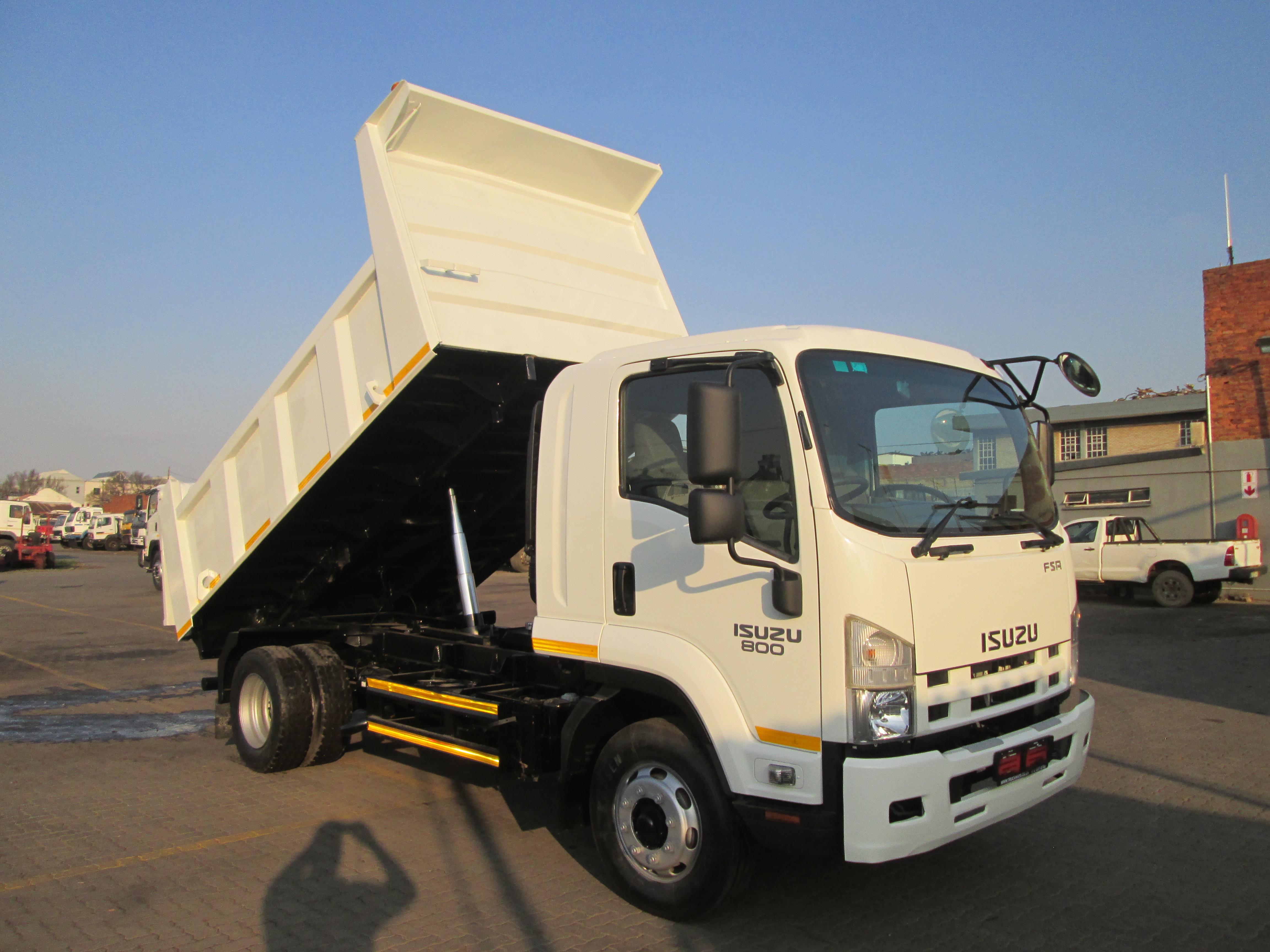 2018 ISUZU FSR800 6CUBE TIPPER 99365KM - Image 2