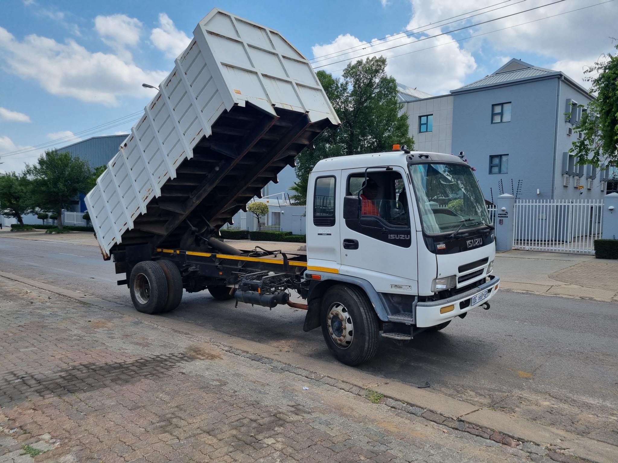 2008 ISUZU FTR800 8TON CLOSED BODY TIPPER - Image 1
