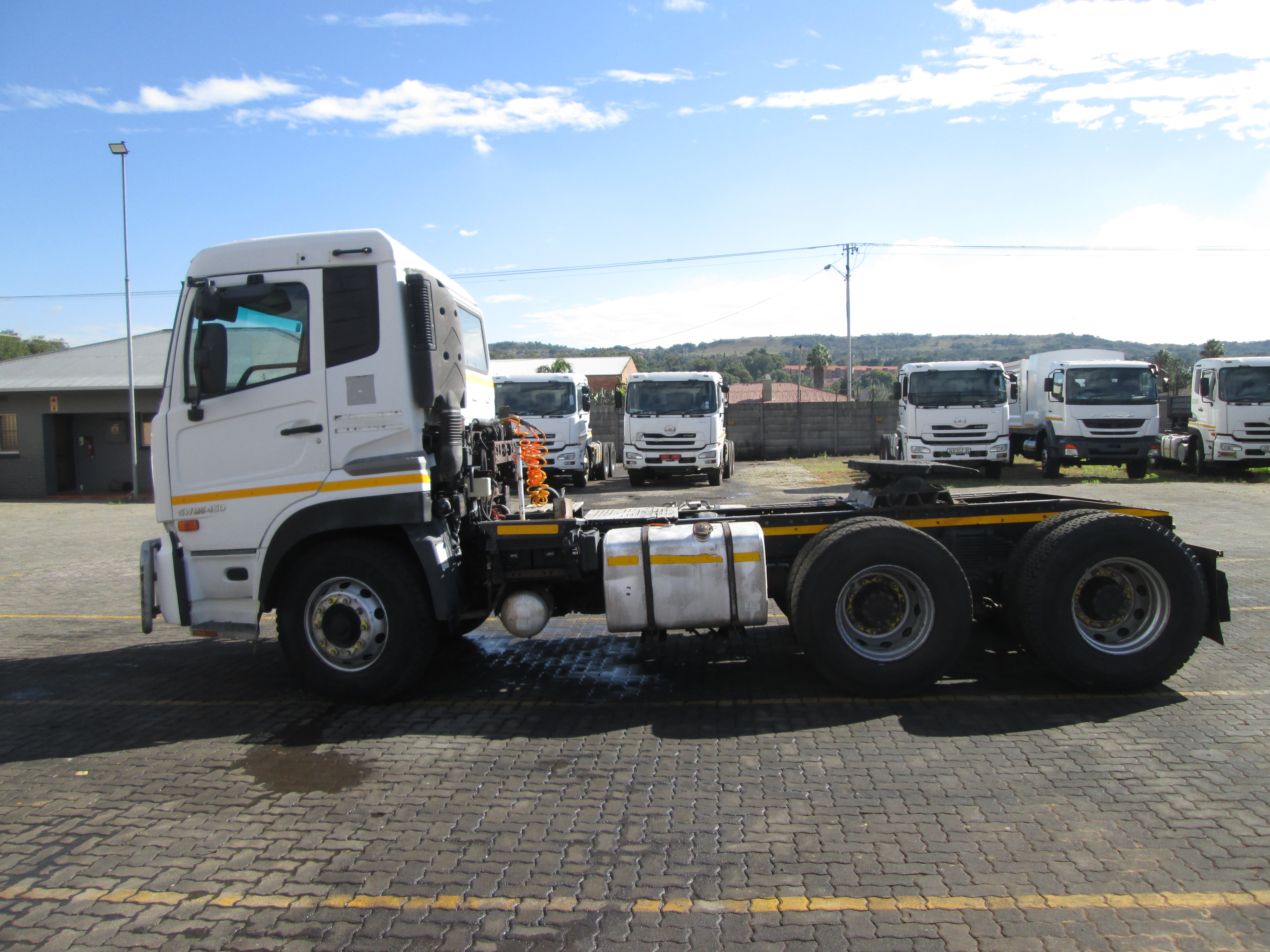 2015 UD QUON GW26-450 TRUCK TRACTOR 294538KM - Image 4