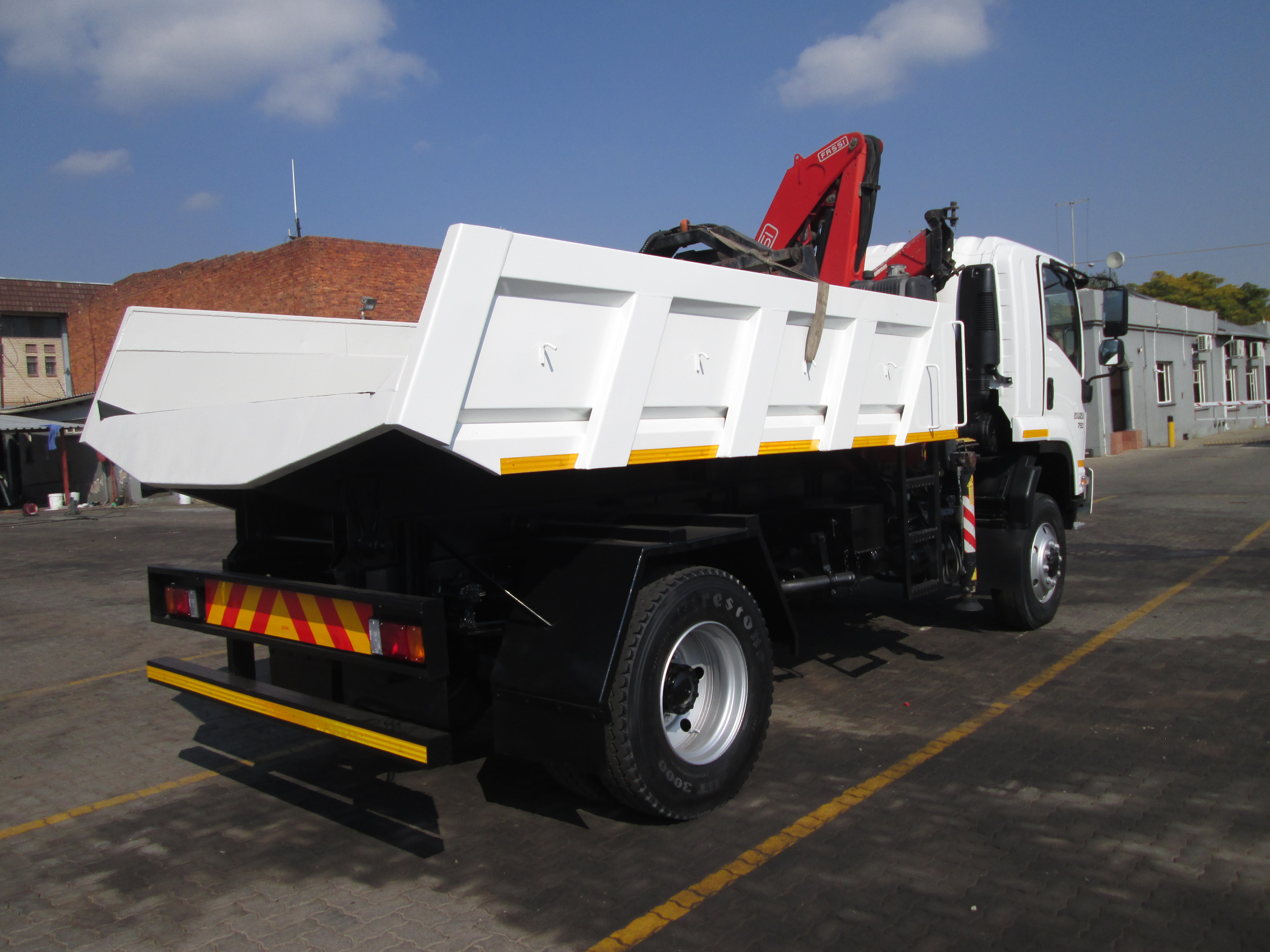 2014 ISUZU FTS750 4X4 5CUBE TIPPER DROPSIDE WITH FASSI F65 CRANE - 188628KM - Image 7