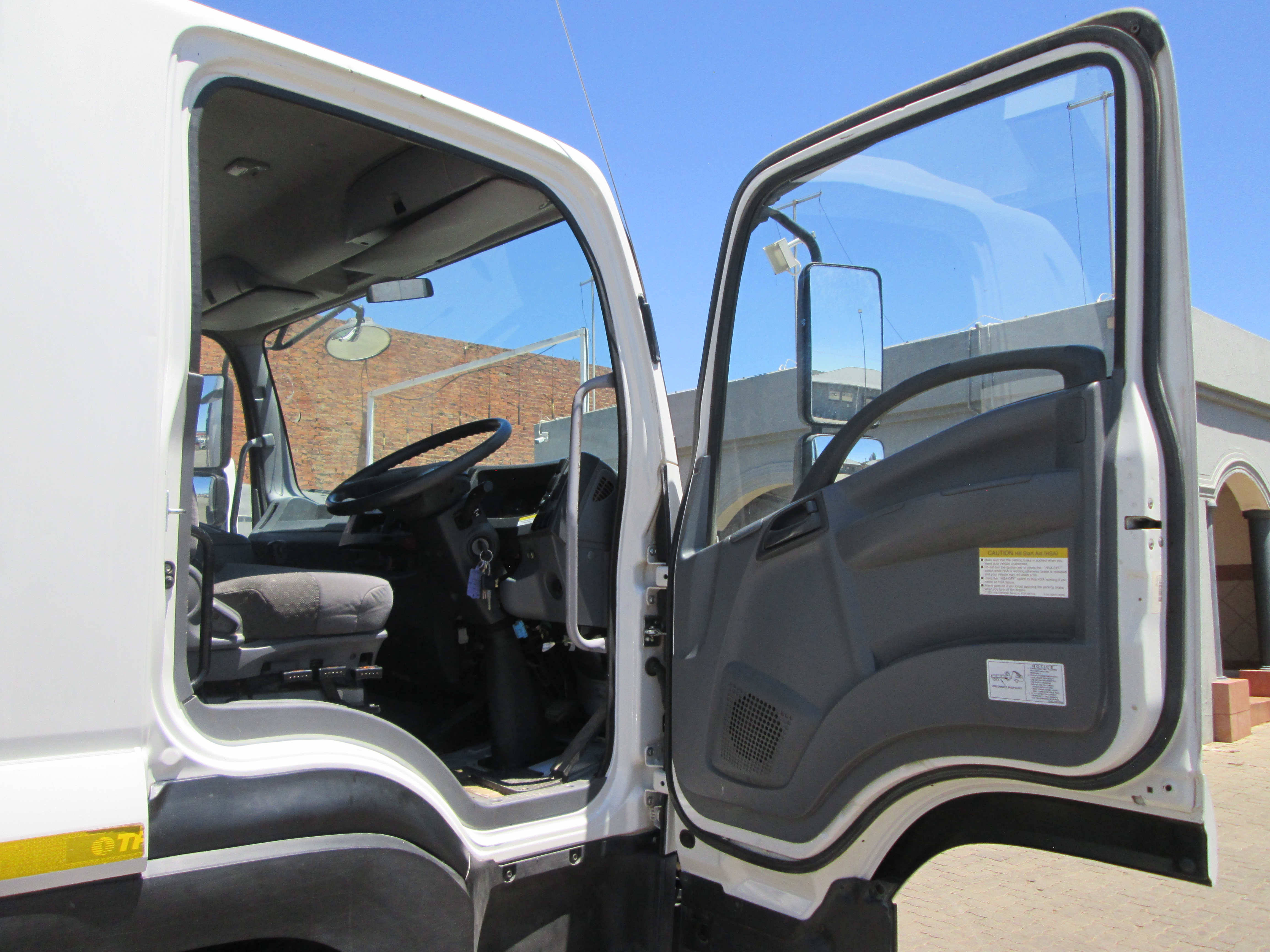 2021 ISUZU FTR850 A SEATER PASSENGER POD FEATURING AN INTEGRATED REAR WORKSTATION, DEDICATED CLIMATE CONTROL, AND EXTERNAL TOOLBOX DRAWERS - 167914KM - Image 22