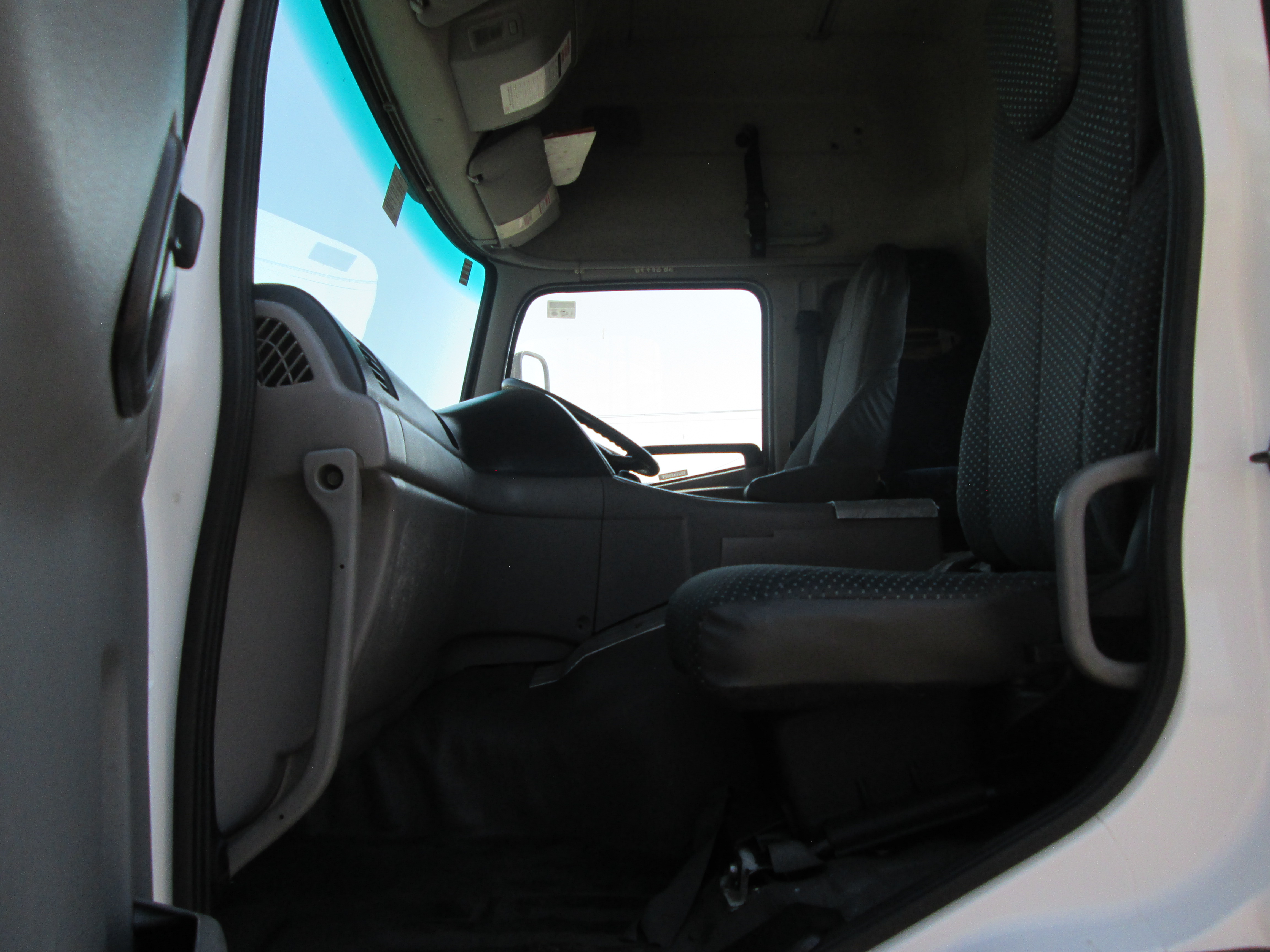 2015 UD QUON GW26-450 TRUCK TRACTOR 359828KM - Image 16