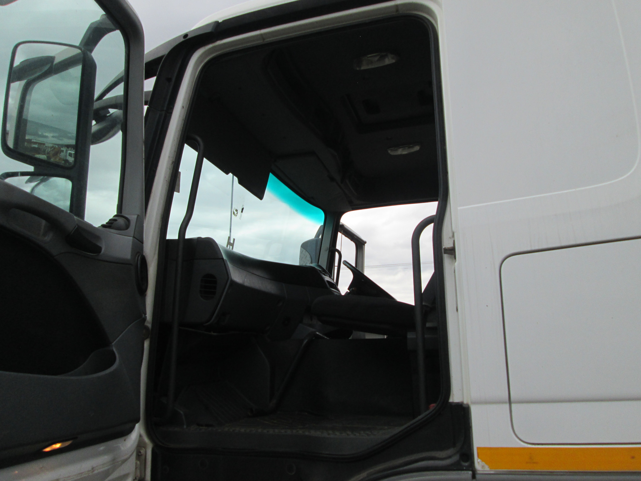 2012 MERCEDES BENZ 3344 TRUCK TRACTOR WITH PK 15500 CRANE - Image 11