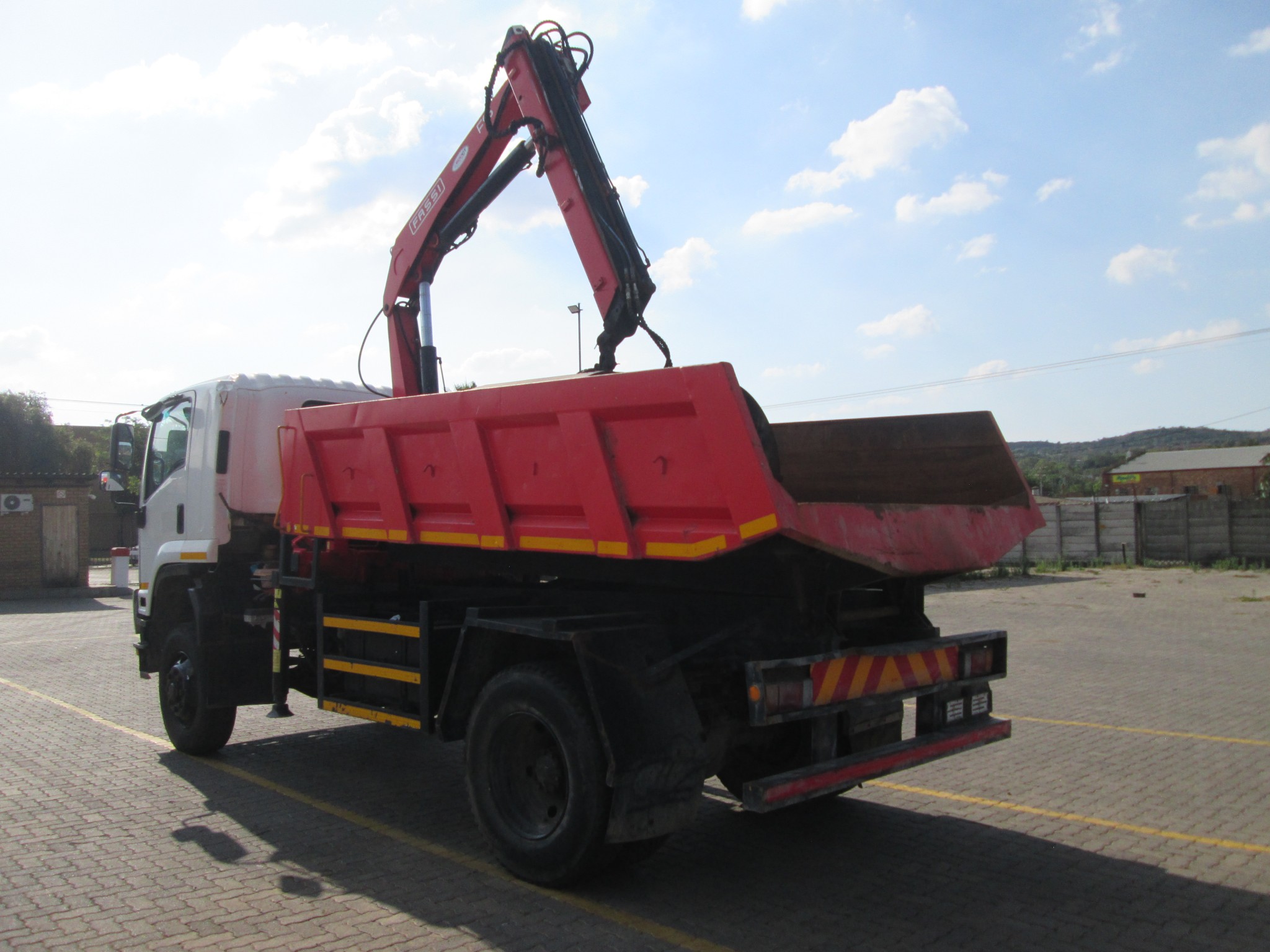 2014 ISUZU FTS 750 4X4 5M³ TIPPER WITH FASSI F95 CRANE & CRAB  - Image 5