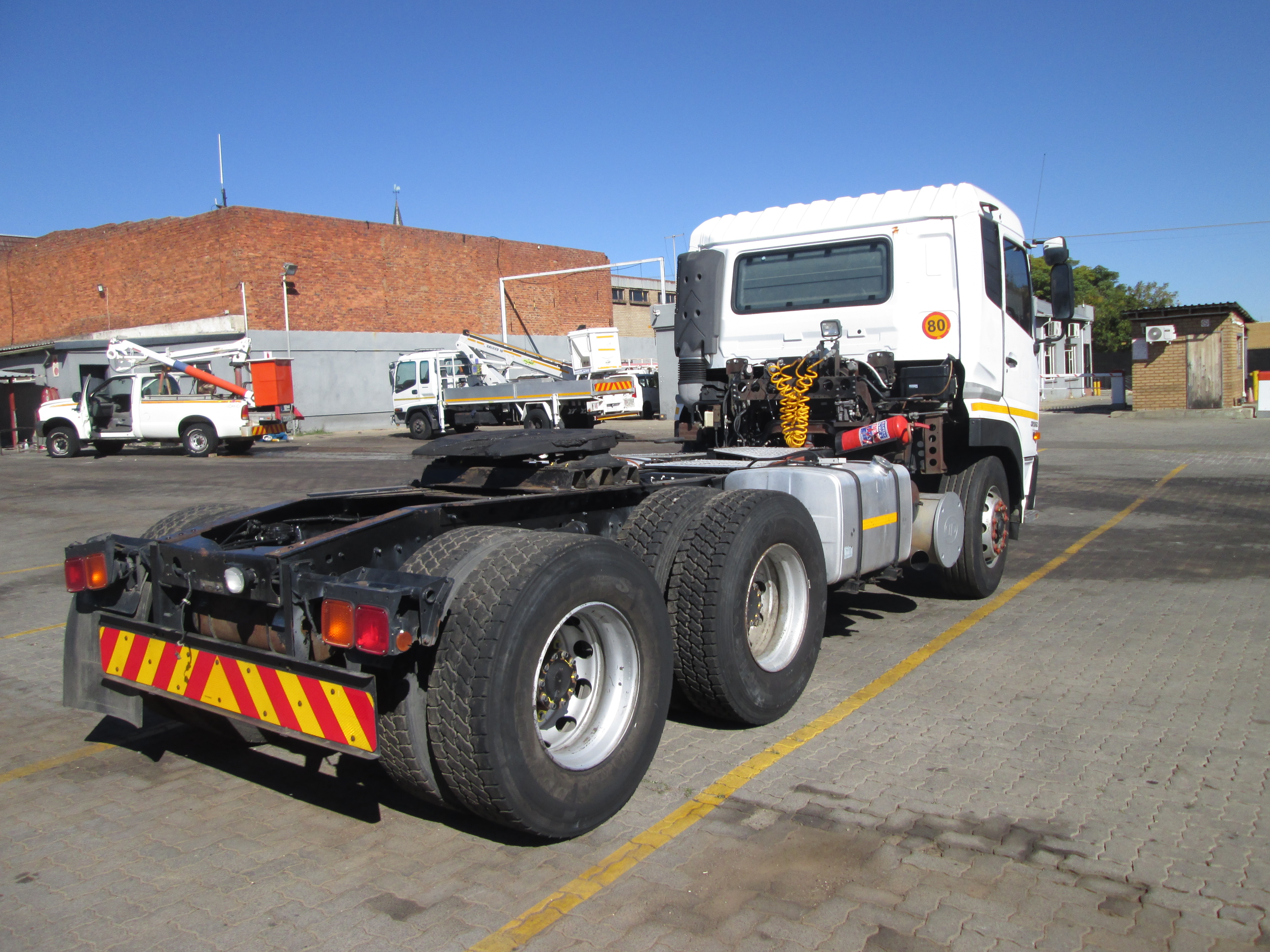 2015 UD QUON GW26-450 TRUCK TRACTOR 296557KM - Image 7