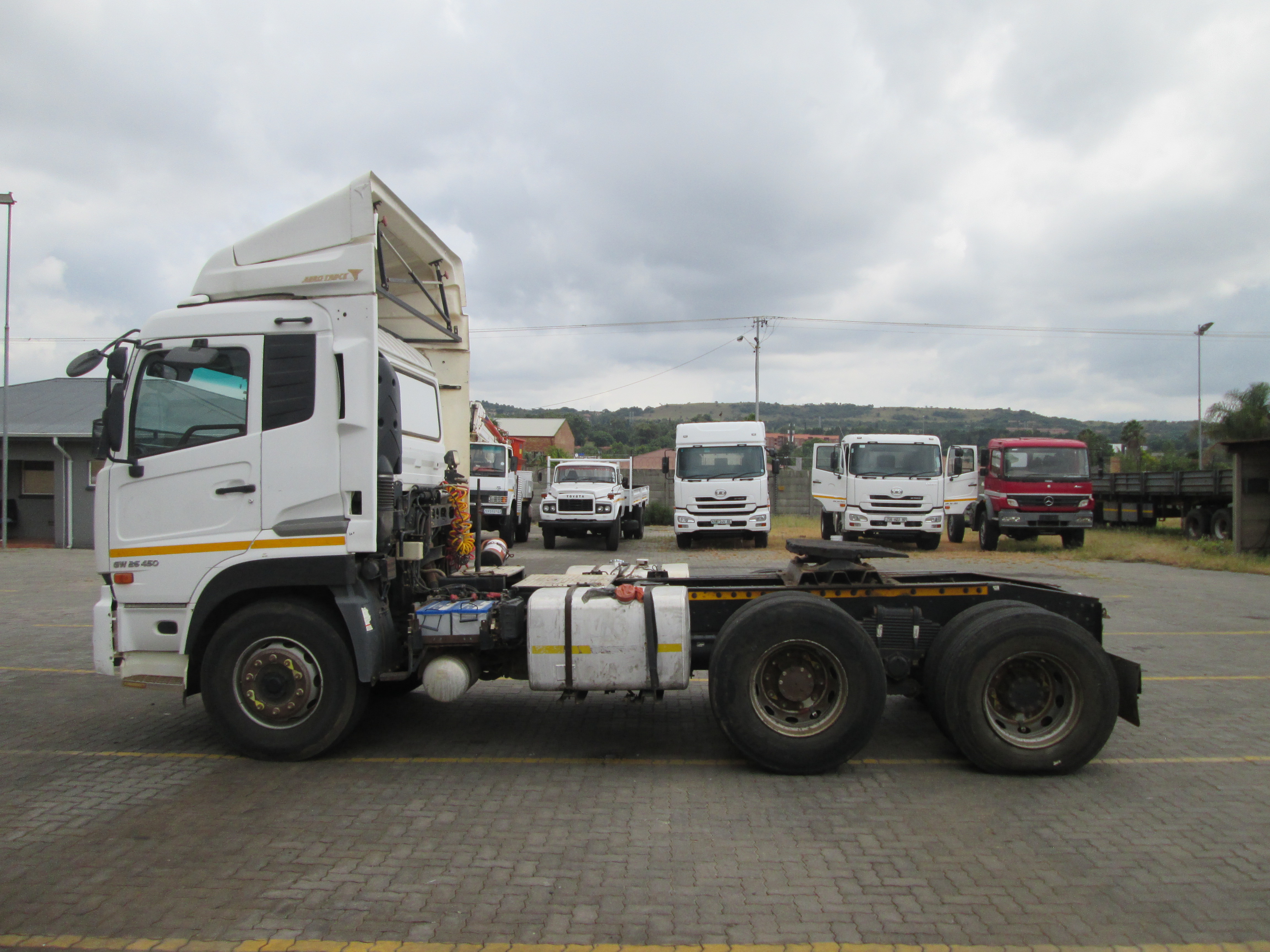 2018 UD QUON GW26-450 TRUCK TRACTOR 365971KM - Image 4